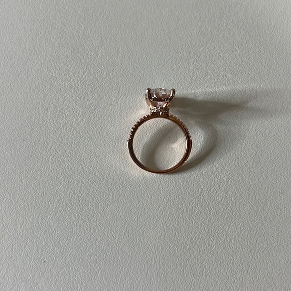 Beautiful 925 sterling silver rose gold 3ct oval cubic zirconia engagement ring. - Picture 5 of 7